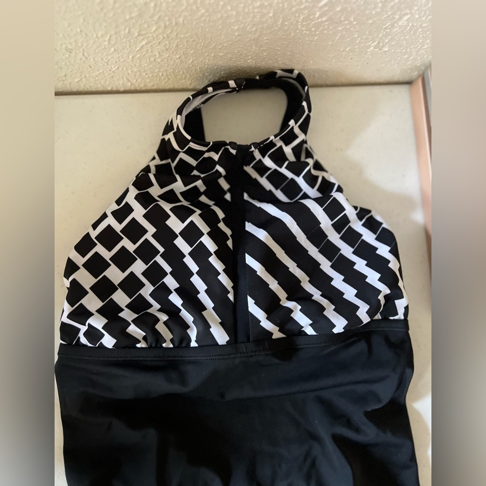 nike swimsuit one piece Women’s Medium Black White Stripe Solid Criss Cross Back - Picture 3 of 8
